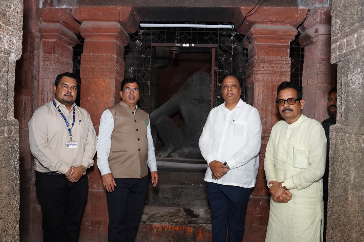 ShelarAshish's tweet image. जिथे प्रभू रामांचा पदस्पर्श झाला अशा
रामटेक गड मंदिर परिसरातील नृसिंह आणि वराह मंदिर या राज्य आणि केंद्र सरकार तर्फे संरक्षित स्मारकांची आज नागपूर दौऱ्यावर असताना पाहणी केली.

यावेळी राज्यमंत्री ॲड. आशिष जयस्वाल आणि कार्यकर्ते उपस्थित होते.

#AshishShelar