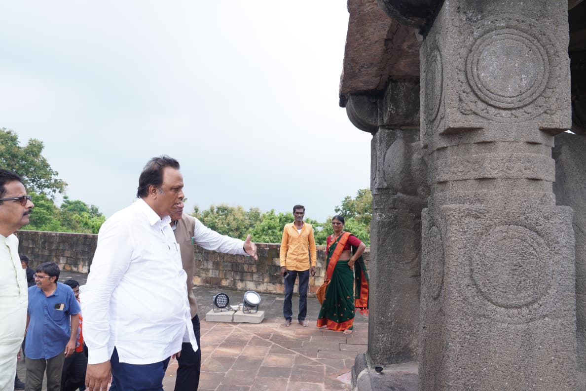 ShelarAshish's tweet image. जिथे प्रभू रामांचा पदस्पर्श झाला अशा
रामटेक गड मंदिर परिसरातील नृसिंह आणि वराह मंदिर या राज्य आणि केंद्र सरकार तर्फे संरक्षित स्मारकांची आज नागपूर दौऱ्यावर असताना पाहणी केली.

यावेळी राज्यमंत्री ॲड. आशिष जयस्वाल आणि कार्यकर्ते उपस्थित होते.

#AshishShelar