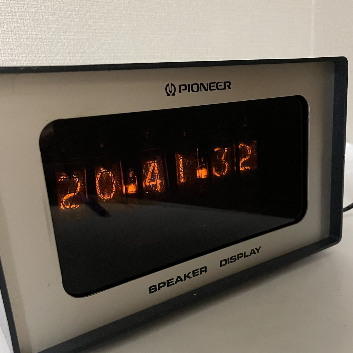 久しぶりに新しいデザインのニキシー管時計を作ってみました。今回は約50年前のニキシー管式オーディオセレクターのケースを使用しています。現代の派手なニキシー管時計も良いですが、無骨なケースやスモークパネルと組み合わせるのも映えますね。