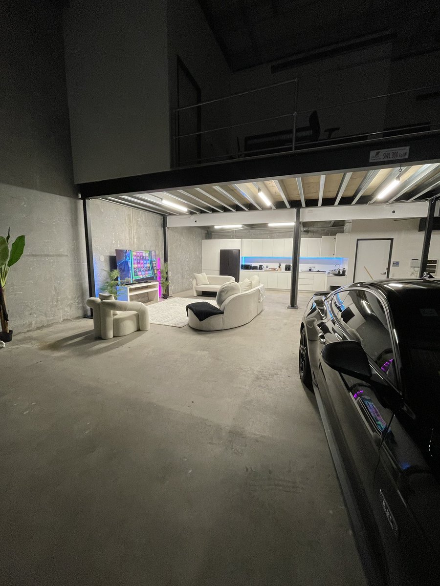 natesonchain's tweet image. Just got to a studio in Sydney to follow a guy launch a PumpFun livestream.