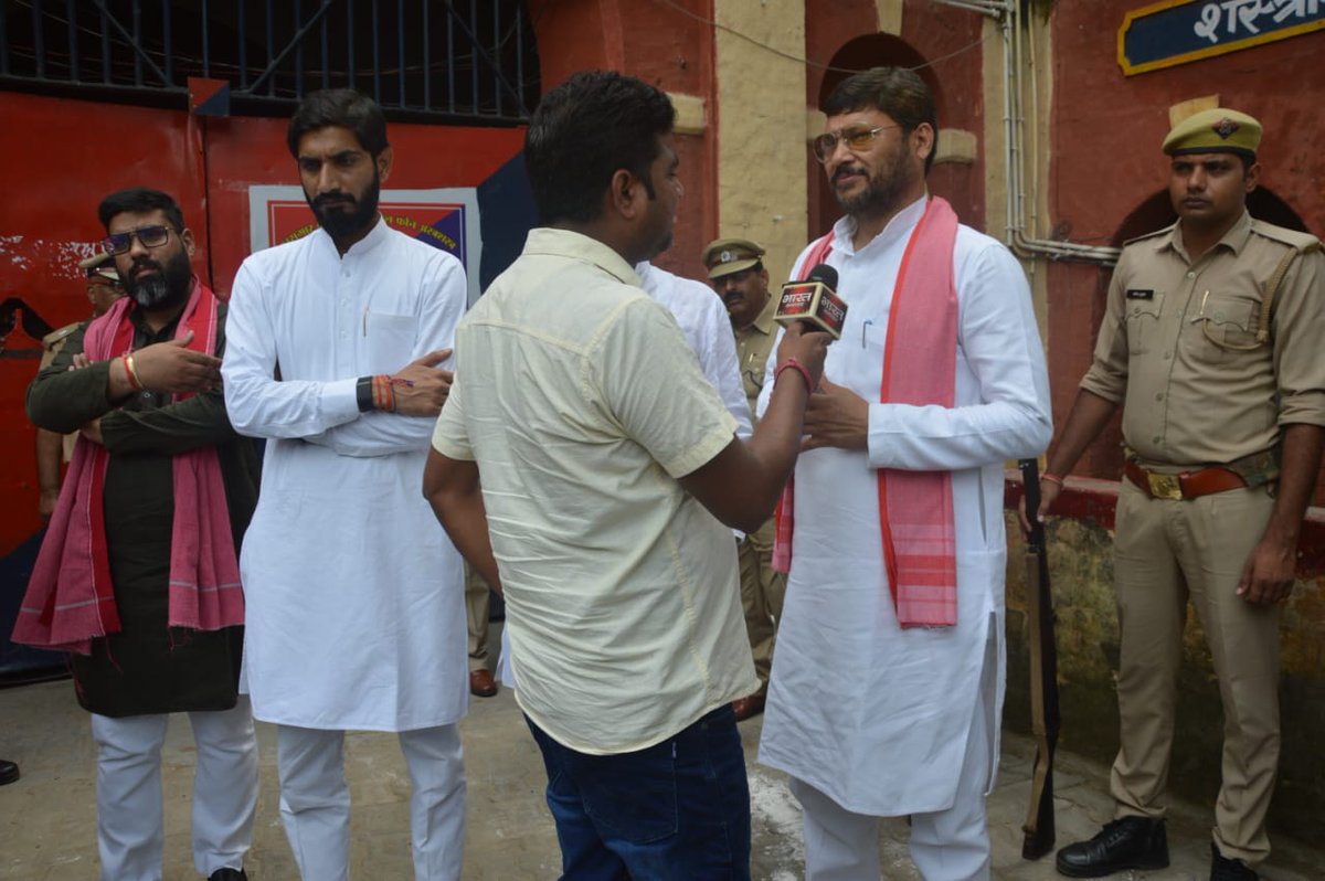 NeerajMauryaMP's tweet photo. आज बदायूँ जनपद के राजकीय मेडिकल कालेज व जिला कारागार का साथी सांसद आदित्य यादव जी,आदरणीय जिलाध्यक्ष बदायूँ आशीष यादव जी,मा. विधायक सहसवान बृजेश यादव जी,मा.विधायक शेखुपुर हिमांशु यादव जी के साथ निरीक्षण किया इस दौरान मेडिकल कालेज में गंदगी का अंबार लगा है ऑक्सीजन का प्लांट सुचारू रूप से संचालित नही व सभी ऑक्सीजन पोर्ट कार्यरत नही है सहित तमाम खामियां ही खामियां नजर आयी व जिला कारागार में क्षमता से अधिक कैदियों को रखा गया है जिस कारण मूलभूत सुविधाओं की पूर्णतया अनदेखी है, जनता के हितों को समर्पित आदरणीय अखिलेश यादव जी द्वारा बनबाये गए मेडिकल कालेज व जिला जेल से सबंधित खामियों के निस्तारण हेतु हर संभव लड़ाई लड़ी जाएगी व मजबूती से आवाज उठाई जाएगी।