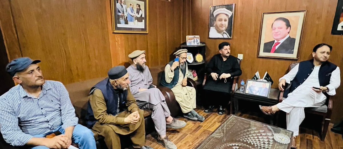 #گلگت 
سابق وزیراعلٰی و صوبائی صدر پاکستان مسلم لیگ (ن) گلگت بلتستان حافظ حفیظ الرحمان سے سیکرٹری جنرل مسلم لیگ (ن) ضلع گھنگھچے رضاالحق مدنی کی سربراہی میں مسلم لیگ (ن) گھنگھچے کے وفد کی ملاقات