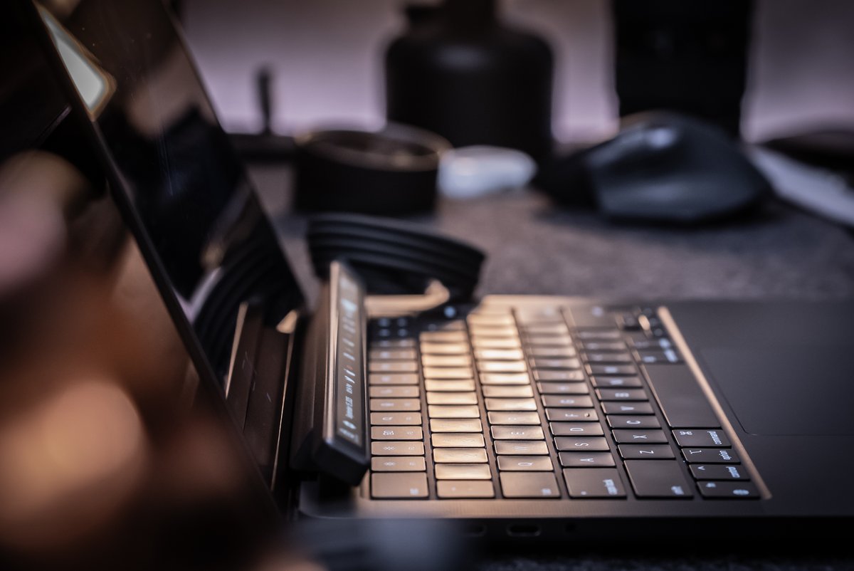 fatherlog's tweet image. たった1本でデスク環境の利便性を引き上げる棒。

MacのTouch Barは色々賛否両論あったが製品コンセプトとして決して悪いことはなかったはず。

その良さのみを継承し、さらに便利な外部デバイスとして生まれ変わったのが、このFlexbar

見た目エモすぎるし、めちゃ使えるし、控えめに最高だわ
#pr