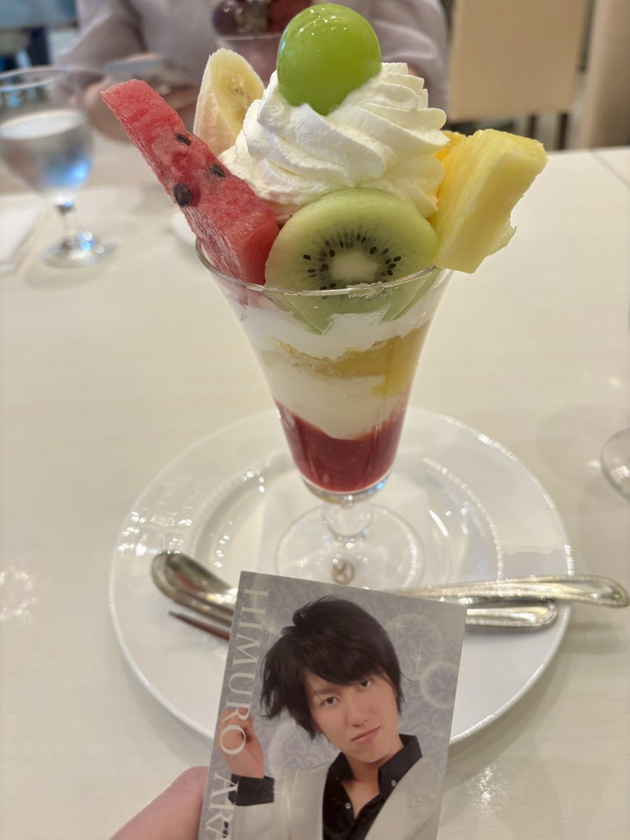 昨日はフォロワーたちと千疋屋の高いパフェを食べに行った🍨