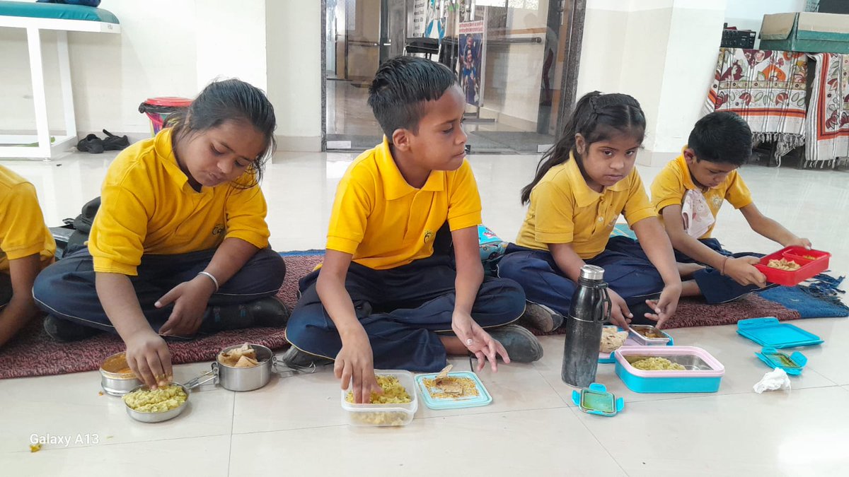 rmkmngo's tweet image. Thank You, Feeding India! 📷
Feeding India by Zomato is providing daily meals to 240 students  at Minu School, Ajmer(A Unit of RMKM Chachiyawas)  under #DailyFeedingProgram &amp;amp; #PoshanToPathshala.
#FeedingIndia #RMKM #MinuSchool #ChildNutrition #InclusiveEducation #CWSN