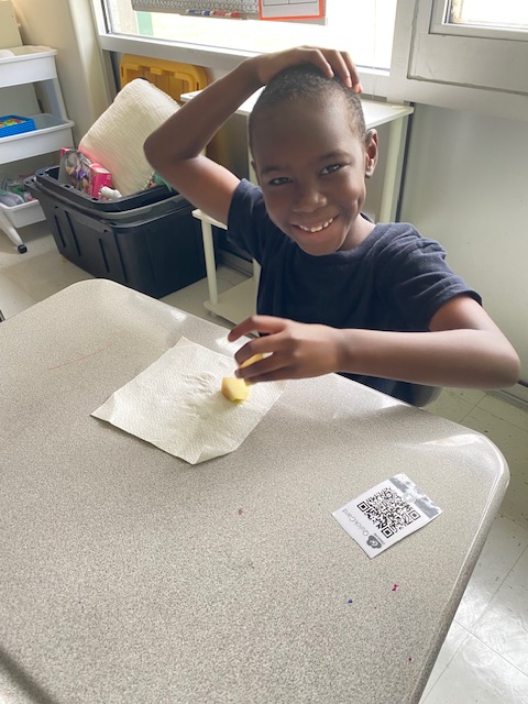 First graders are putting their STEM skills to the test 🍎✨ Taste testing apples, voting for favorites, and graphing the results—data collection has never been so delicious! #STEM <a href="/PCS_STEM/">PCS_STEM</a>