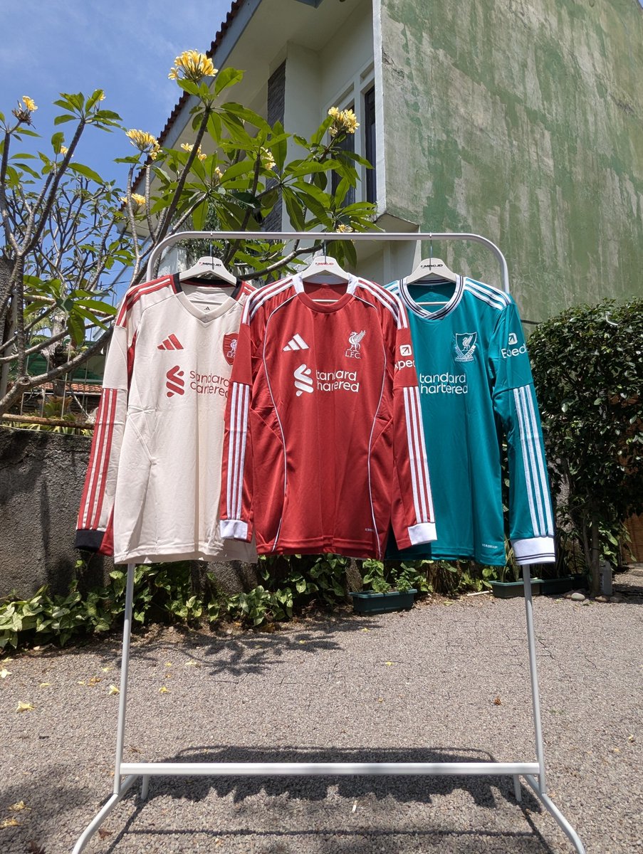 murcedotcom's tweet image. Pesona #longsleeve Liverpool musim ini semakin hari semakin Aduhai. Ketiga Jersi #Liverpool untuk musim ini semuanya telah dipakai untuk beraksi di Lapangan Hijau.

Dari ketiga jersi tersebut, mana yang paling bikin kamu kesengsem nih guys?

Semua bagus sih ya jadi bingung pengen