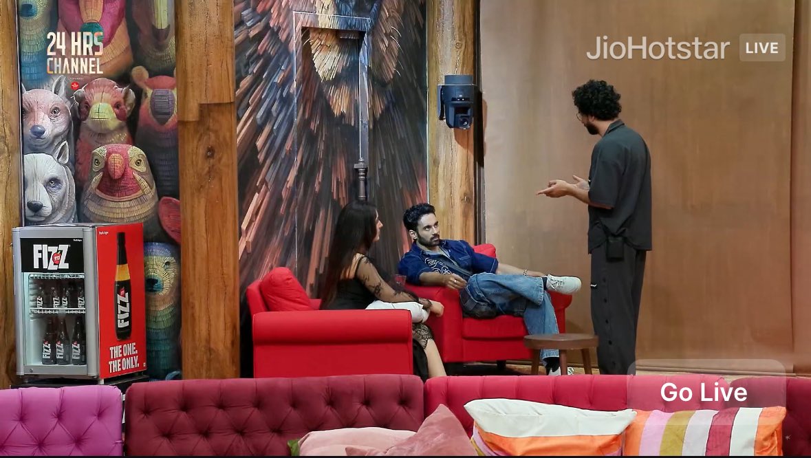 GamingTuss58027's tweet photo. #BB19LF
#AmaalMallik - #AshnoorKaur tum itni affect kar rahi ho logon ko, aur bina kuch kiya, karne pe aa jayegi toh andar terebhi gundi hai, ankhon me dikhta hai tere ki fire hai. Pointless cheez me nahi ghusti tu. But ye jo do bande hai (Awez & Pranit) apna group bana rahe https://t.co/X76FyjuwHi