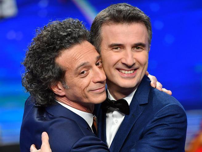 + loro
(avrei bisogno di almeno un'altra coppia saffica)