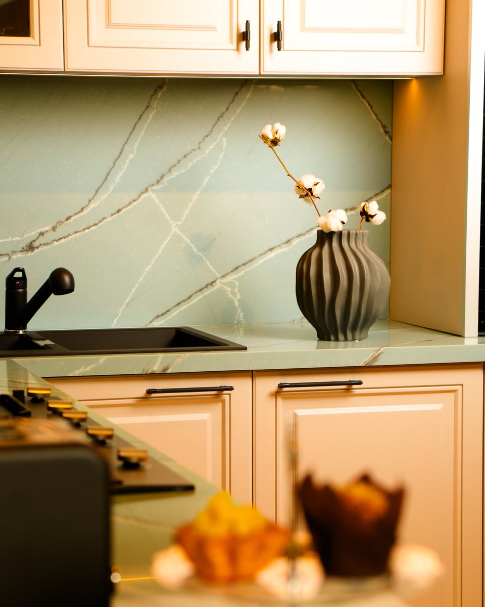 staged_up_'s tweet image. Good kitchens don’t just serve meals, they serve vibes. From countertops to curated art elements, it’s all about styling right to bring a space alive.
.
.
#stagedup #StyledToPerfection #hautehomes #StyleWithPurpose #BeautifulSpaces #curatedelements #countertops #art #styling