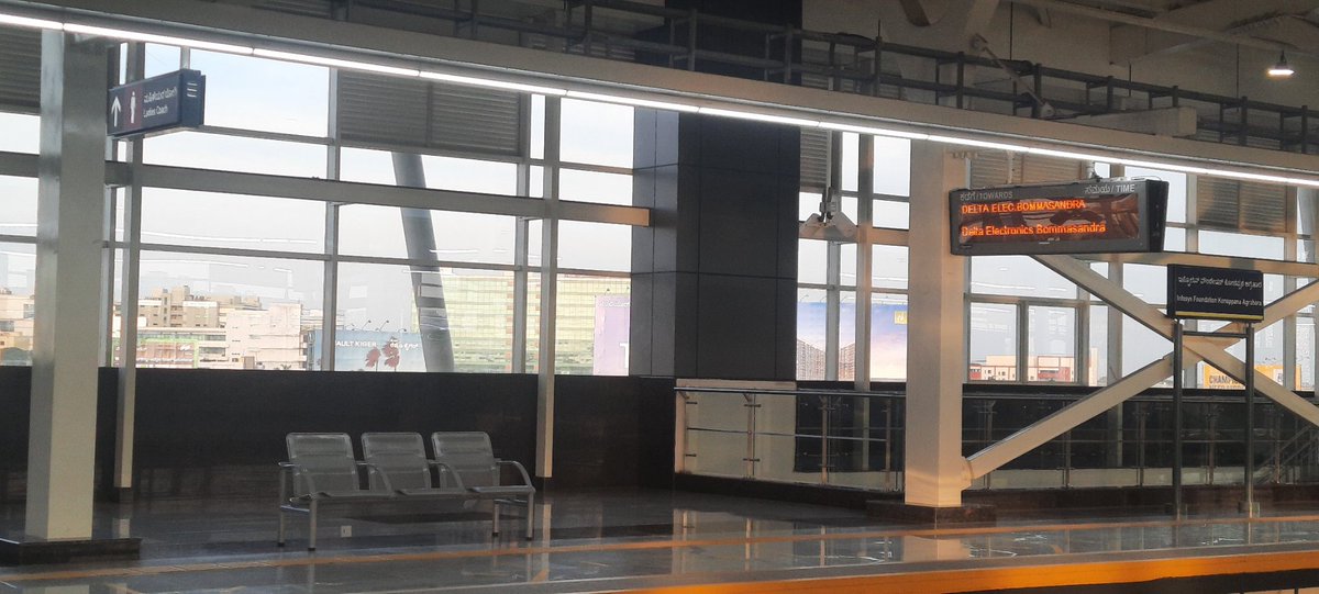 shilgiri_rao's tweet image. Finally!
Please be seated while you wait for the next train!
#YellowLine at Infosys station