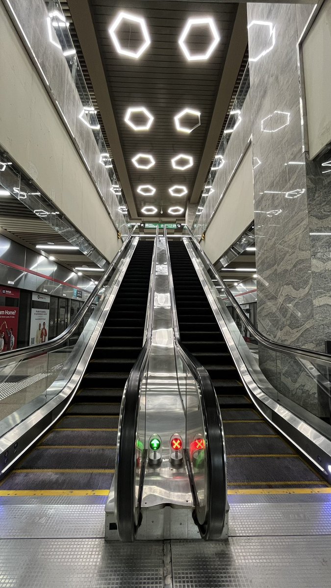 iAagamModi's tweet image. The world imagines India stuck in the past. But THIS is today’s #India Modern metros, electric buses, sea bridges &amp;amp; high-speed trains. A nation on the move. 🚉🚌🌉🇮🇳

(Images: @marinebharat)
#NewIndia #ModernInfrastructure #Mumbai #IndiaRising #Indiainforeign