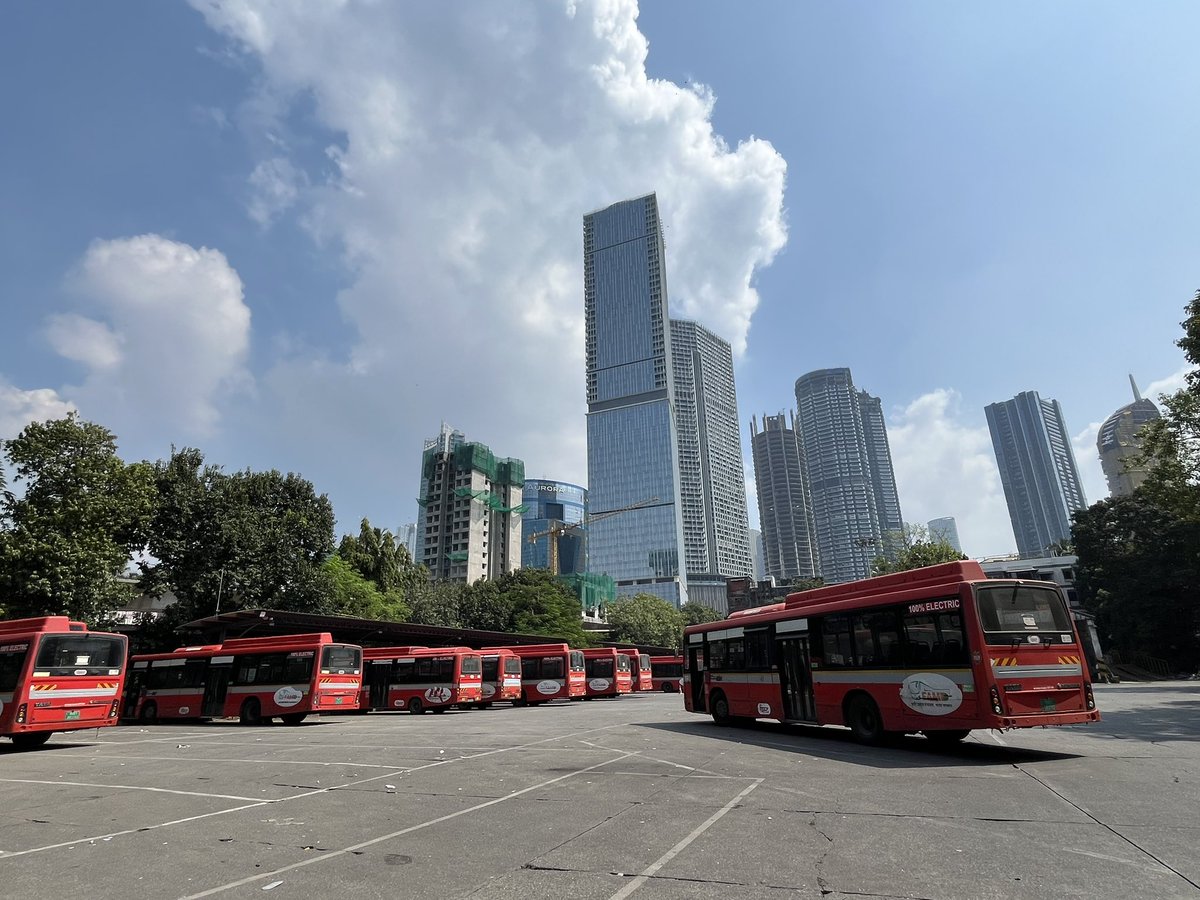 iAagamModi's tweet image. The world imagines India stuck in the past. But THIS is today’s #India Modern metros, electric buses, sea bridges &amp;amp; high-speed trains. A nation on the move. 🚉🚌🌉🇮🇳

(Images: @marinebharat)
#NewIndia #ModernInfrastructure #Mumbai #IndiaRising #Indiainforeign