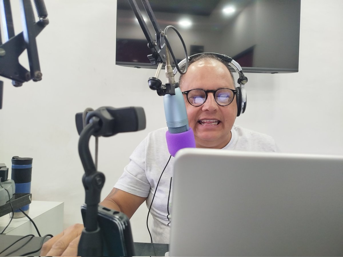 #PájaroDeLaAutopista (@nestor1ramirez) on Twitter photo De lunes a viernes escucha #DesdeLaCabina con #ElPájaroDeLaAutopista por <a href="/SonikStereo1017/">SonikStereo1017</a>.
La mejor selección musical, información, historia, entretenimiento, entrevistas y más!!!
6:30 a.m. a 8:30 a.m. De lunes a viernes escucha #DesdeLaCabina con #ElPájaroDeLaAutopista por <a href="/SonikStereo1017/">SonikStereo1017</a>.
La mejor selección musical, información, historia, entretenimiento, entrevistas y más!!!
6:30 a.m. a 8:30 a.m.