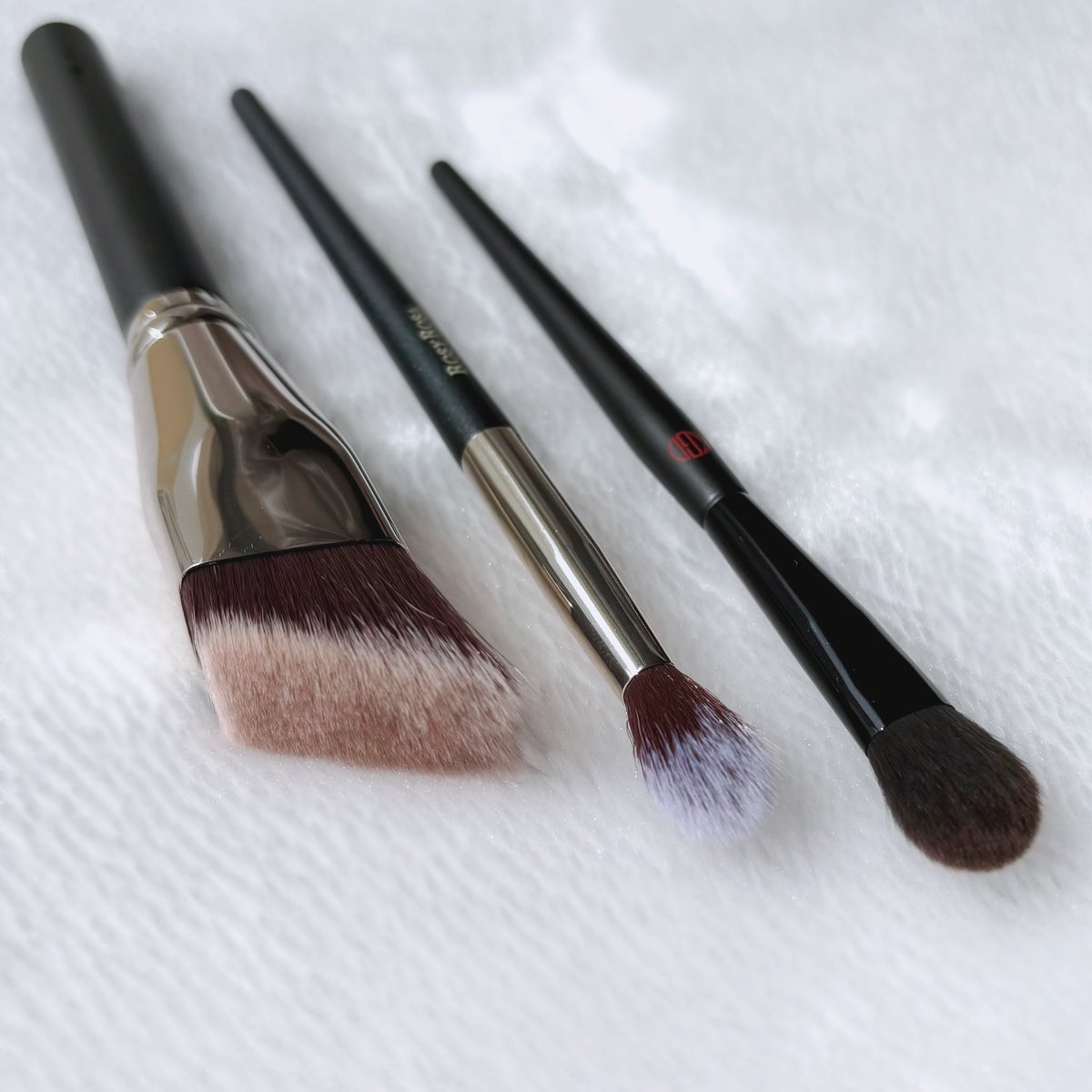 SnY1l's tweet photo. 最近のブラシ購入品。
◈MAC #171S
◈ロージーローザ ニュアンスタッチブラシ
◈江原道 アイシャドウブラシ M
ブラシにハマりつつあります😄
MACはリキッドハイライト用に。
つくし型のロージーローザはノーズシャドウやハイライトをポイントで入れる用。
江原道はほんとふわふわでびっくり! https://t.co/T7s7kUSsnT