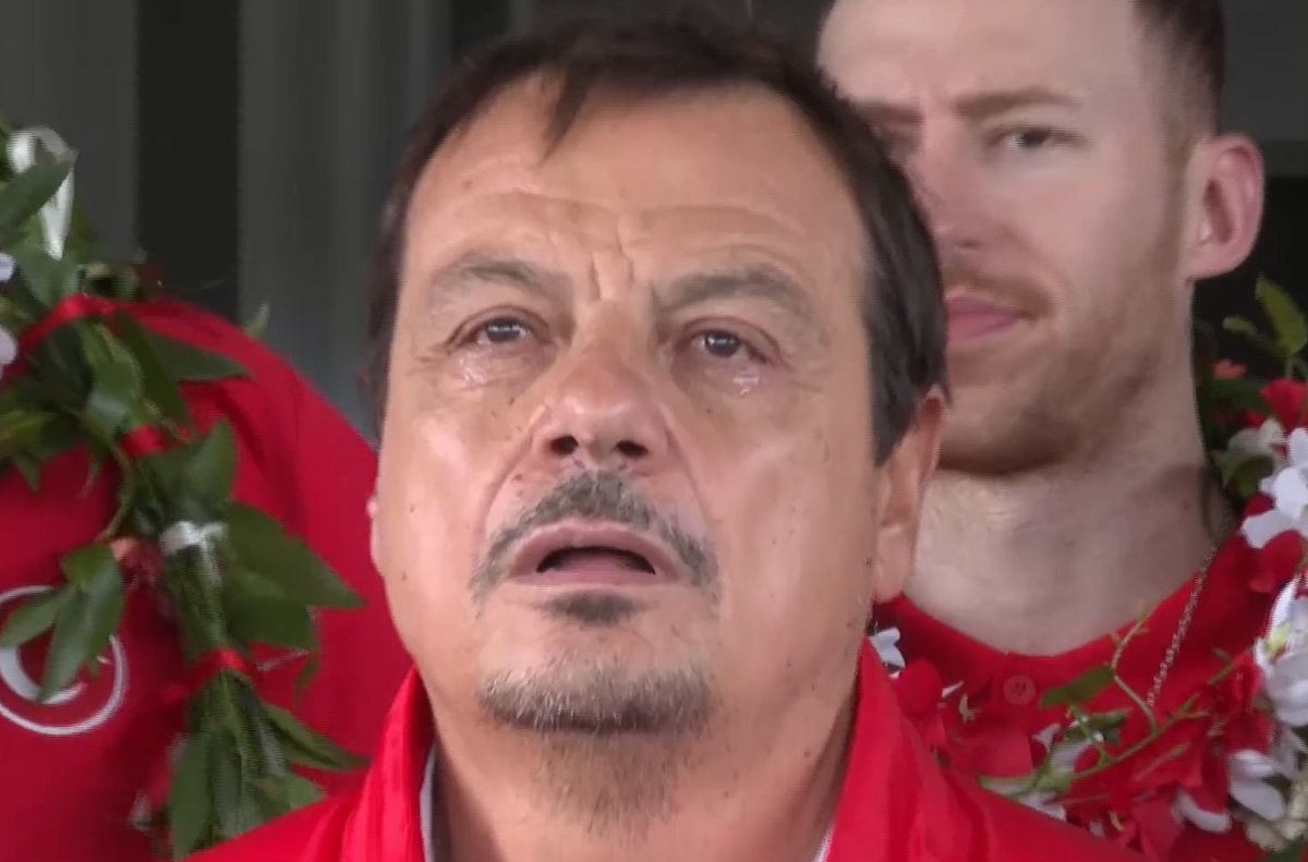 Ergin Ataman: "Tarih her zaman şampiyonları yazar ve biz bunu kıl payı kaçırdık. Bizlere inanan, kupayı heyecanla bekleyen vatandaşlarımızdan özür diliyorum. Çok üzgünüm."