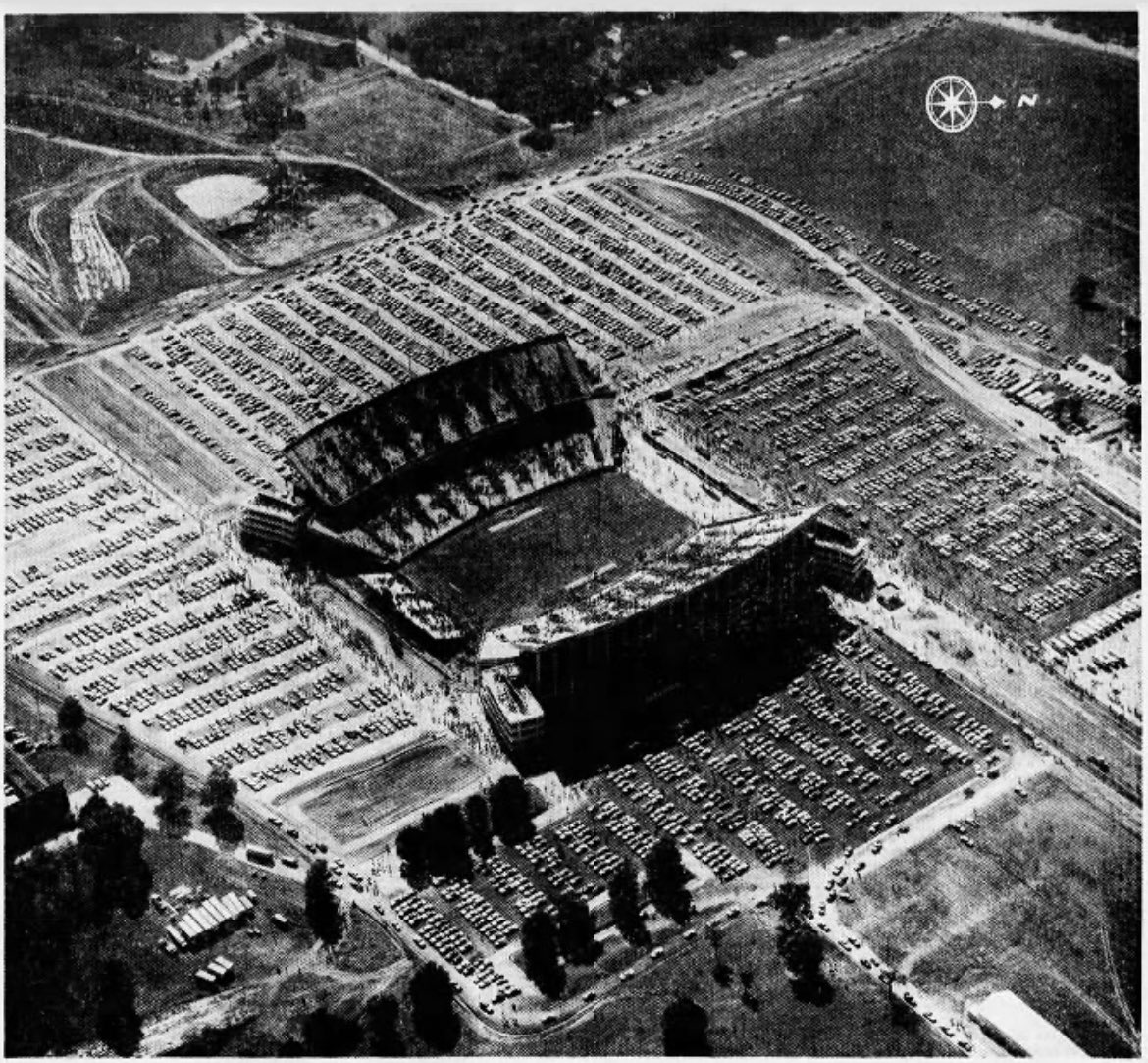 coreyp08's tweet image. 52 years ago today, @UKFootball played its first ever game at Commonwealth Stadium, a 31-26 victory over Virginia Tech