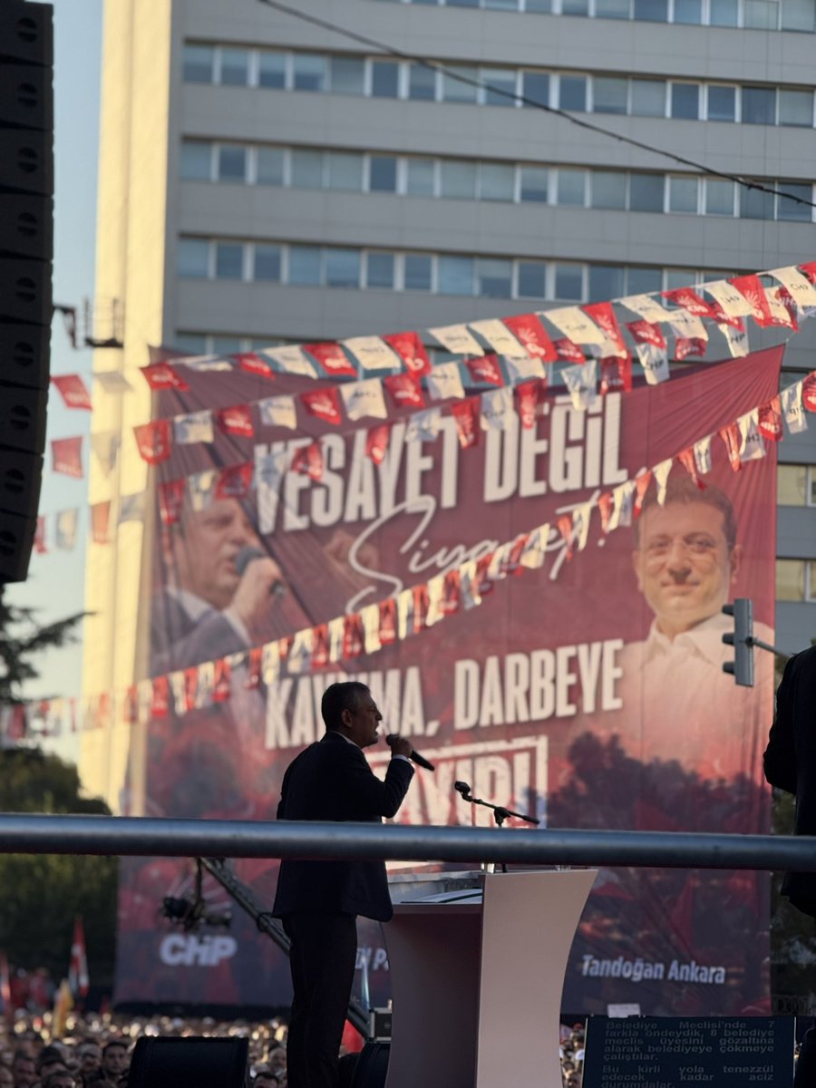 Halkın iradesi meydanlarda, saraylarda değil!
<a href="/ekrem_imamoglu/">Ekrem İmamoğlu</a> 
<a href="/eczozgurozel/">Özgür Özel</a> 
<a href="/ozgurcelikchp/">Özgür Çelik</a>