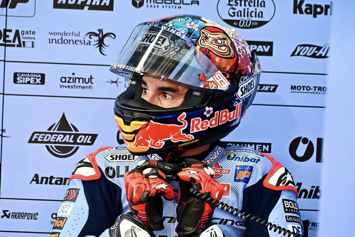 Marc Márquez presentó el año pasado un casco especial para Motegi, con un Daruma como protagonista.

Es un muñeco al que le pintas un ojo cuando te marcas un objetivo, y tienes que pintarle el otro cuando lo cumplas.

Un año después, en Japón puede volver a ser Campeón del Mundo.