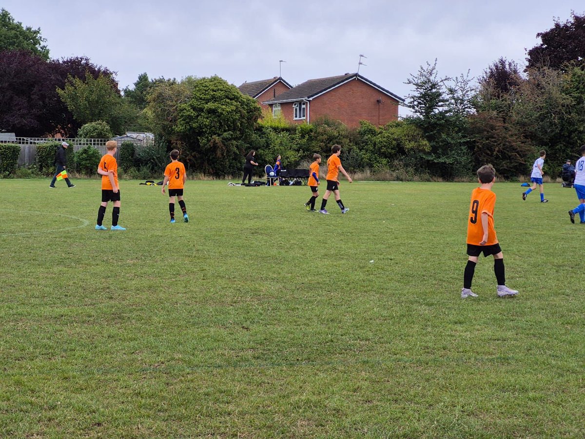 Another win for Lutterworth Town U13s yesterday! 🎉 
A solid first half saw us 3–1 up, and despite late pressure from Sileby Juniors, the defence held strong to secure a 3–2 victory 🧡⚽ Smashing work team!! 
#LutterworthTownJuniors #U13s #Grassroots