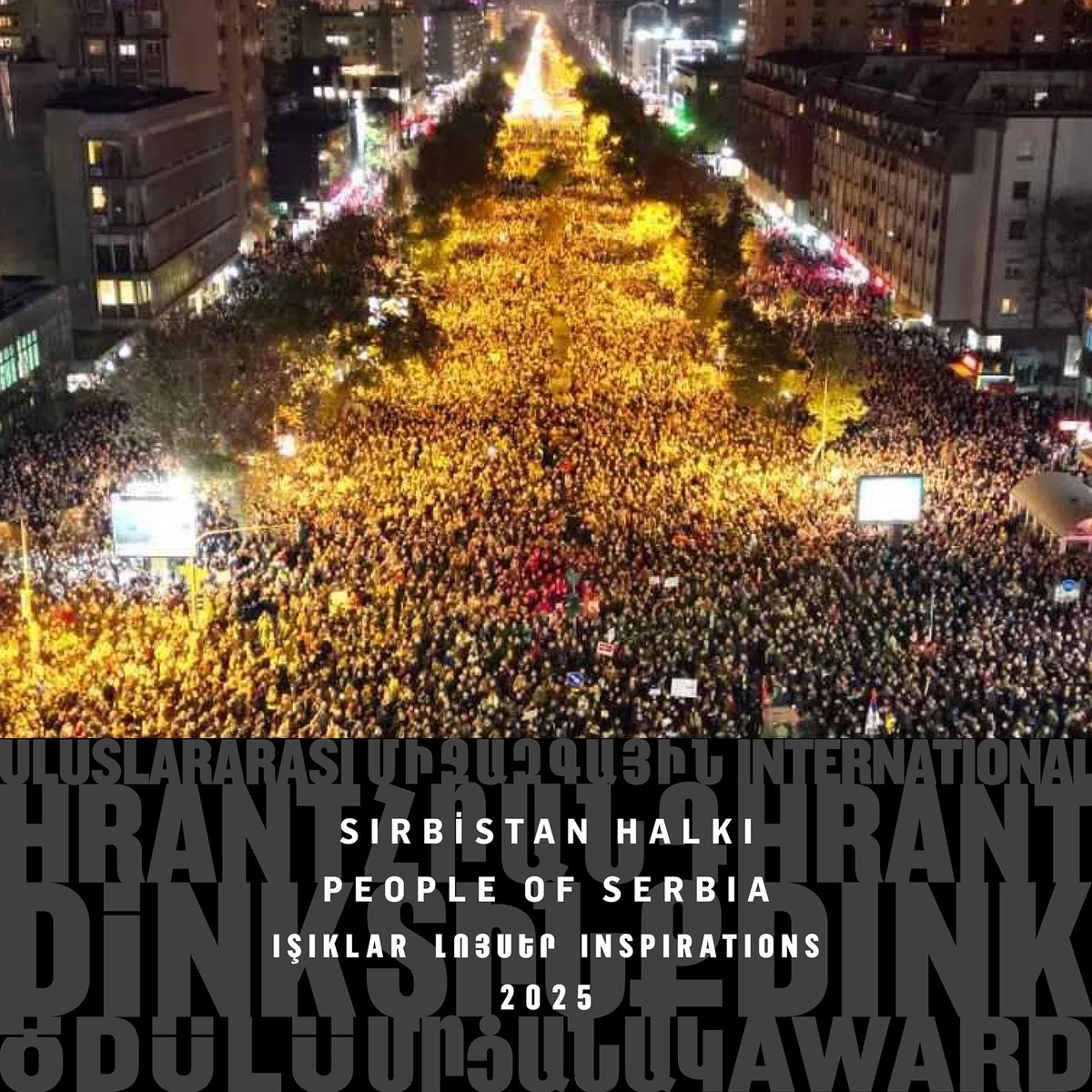 #Sırbistan’da Novi Sad’daki tren istasyonu faciasının ardından binlerce kişi “Yolsuzluk öldürür” diyerek sokaklara çıktı. Barışçıl kitlesel itiraz, adalet talebinin simgesi oldu. #HrantDinkÖdülü #Işıklar2025 ile adalet talebini selamlıyor.