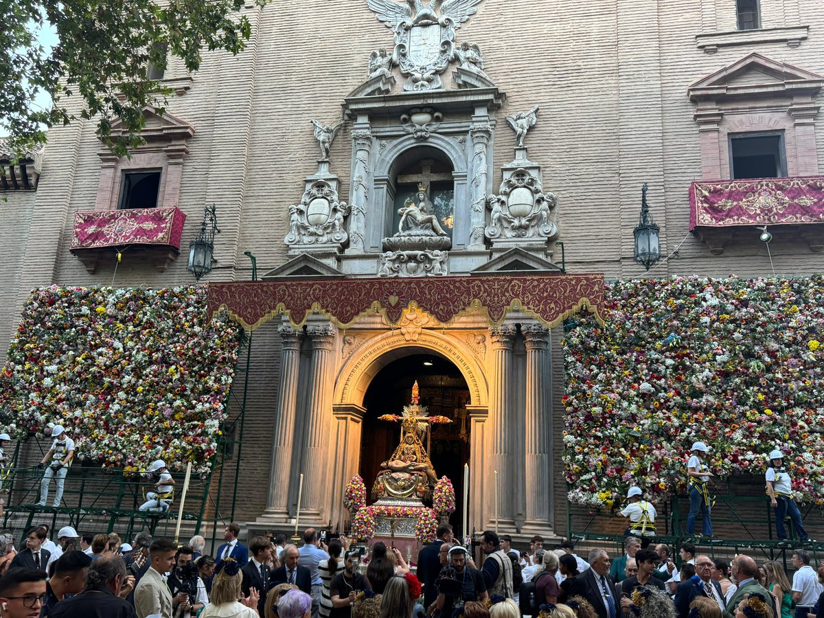 💐Un año más, Nuevas Generaciones de Granada participa en la ofrenda floral a la Virgen de las Angustias, Patrona de Granada