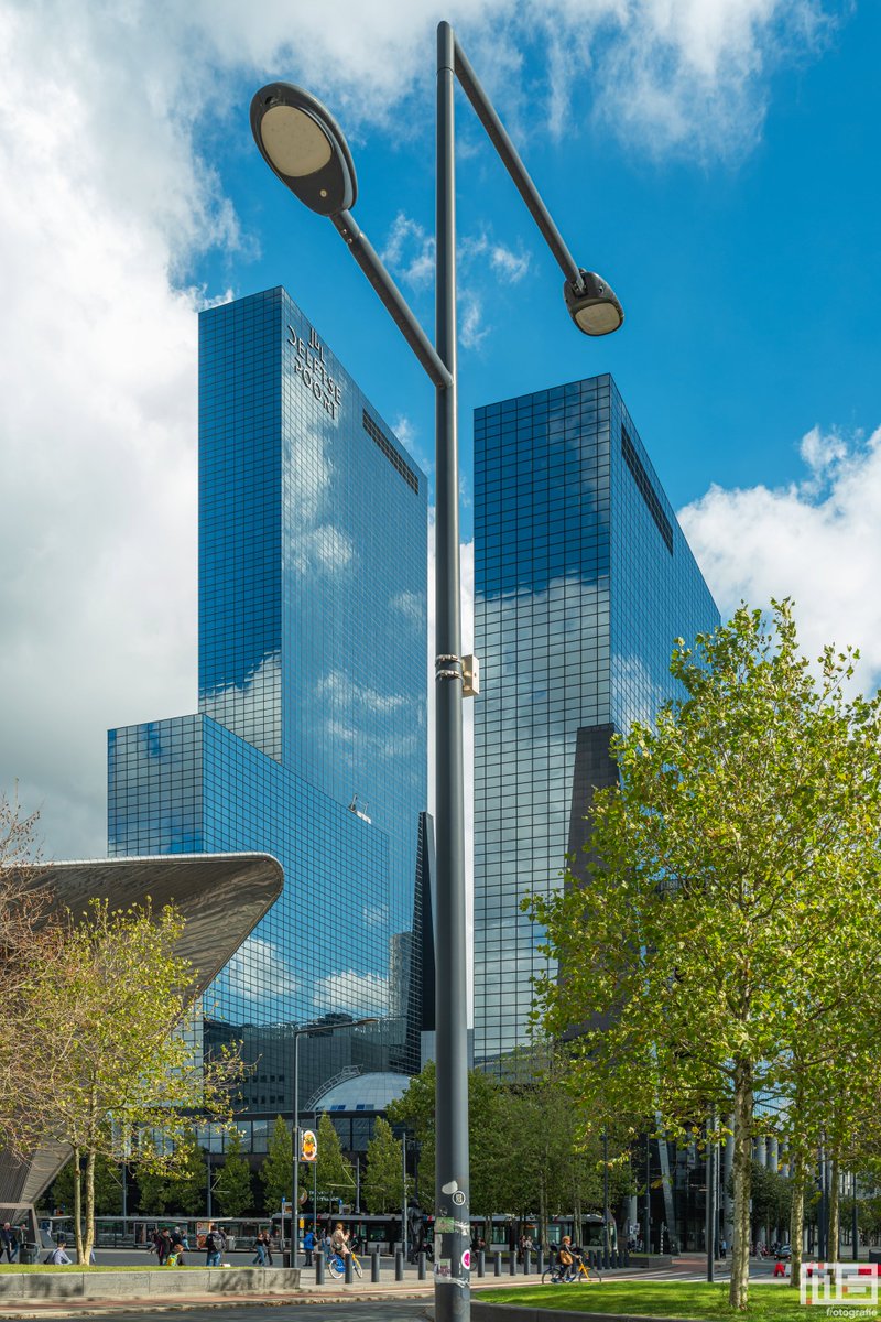 marcvanderstelt's tweet photo. Als de lamp in de weg staat dan positioneer je hem gewoon mooi tussen en boven de gebouwen. Het stationsplein in Rotterdam
#delftsepoort #weerfoto #rotterdam #tower #centralstation #fotograaf #photograpger #photography #stationsplein
Meer op: https://t.co/NZHAwkjEjJ https://t.co/de7VXLYgvl