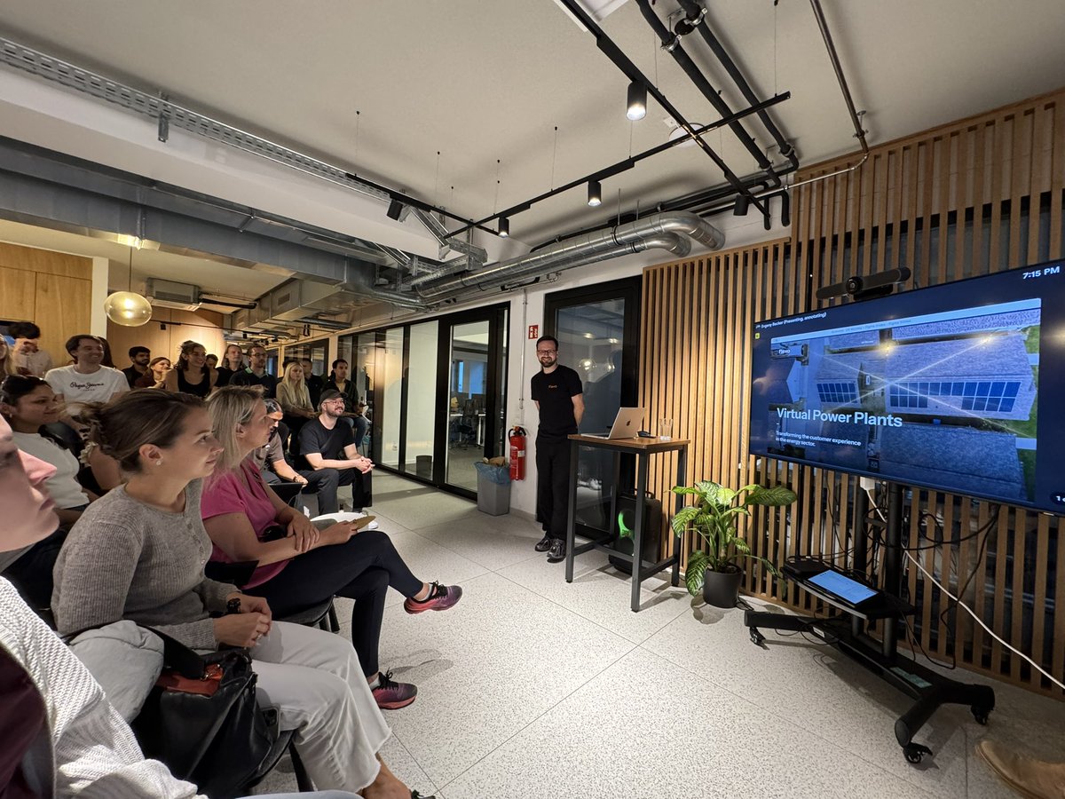szarnowski's tweet photo. @ev_genious on the stage :) 
2025 vs 2019

#uxmondaymuc #uxmonday https://t.co/CiU4Yik2In