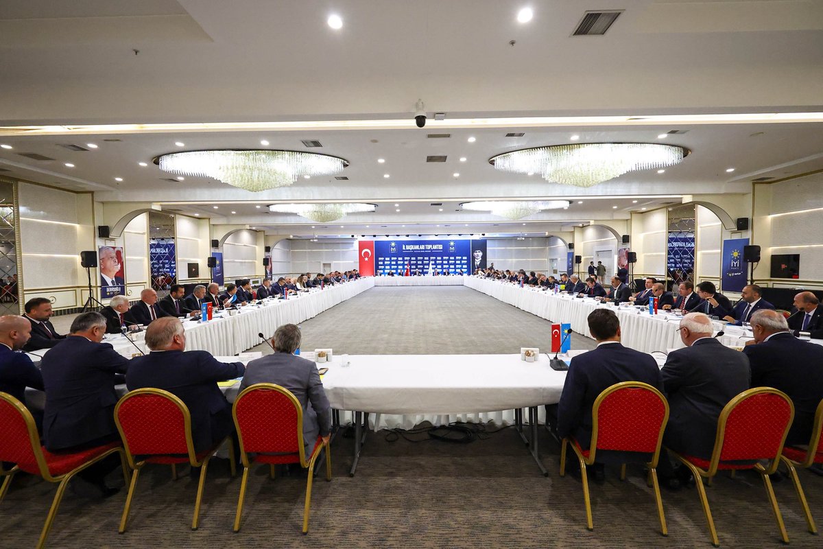 Genel Başkanımız Sayın Müsavat Dervişoğlu'nun (<a href="/MDervisogluTR/">Müsavat Dervişoğlu</a>) liderliğinde il başkanları toplantımızı gerçekleştirdik.

Milletimizin yaşadığı yakıcı sorunları değerlendirdik.

Huzur ve refah dolu yarınlarımız için birlik, beraberlik ve kararlılıkla yolumuza devam ediyoruz! ☀️