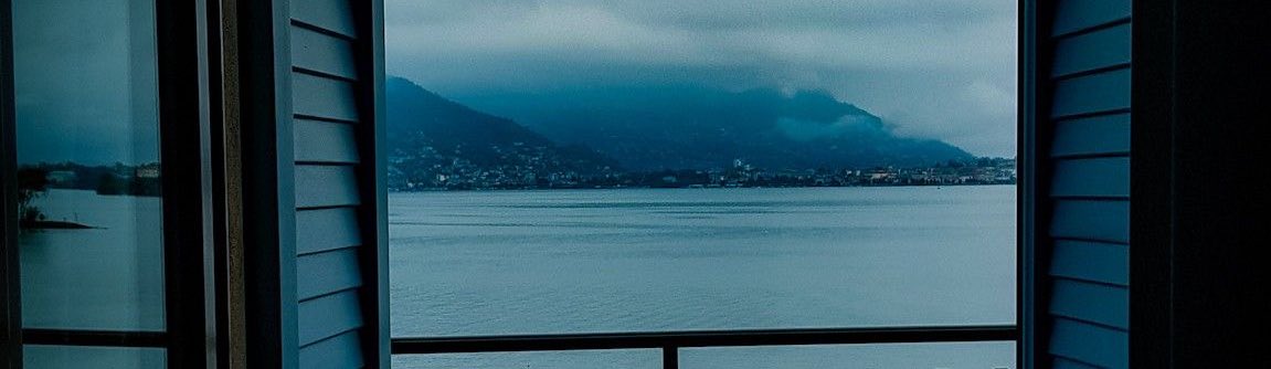 «لاتبتئس! فالعمرُ مَرة
وكؤوس المجد مُرّة 
وستنطوي أيام يأسك
وسترتوي عَذب المسرّة 
إن المُنى تحتاج بذلًا
لتكون للساعين قُرّة»