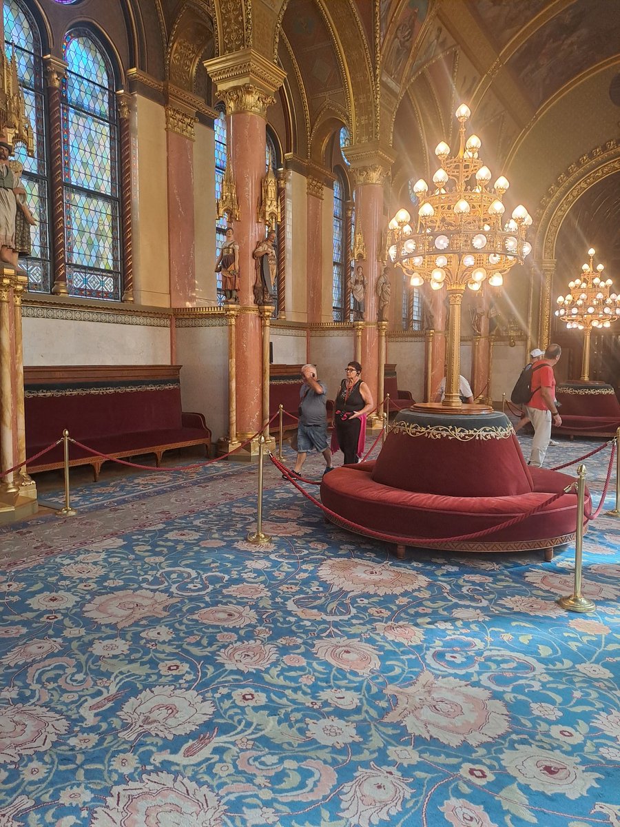 Una maravilla también por dentro. En su decoración usaron 40 kilos de oro. Tardaron 20 años en terminarlo. 18 mil m2. 700 salones.