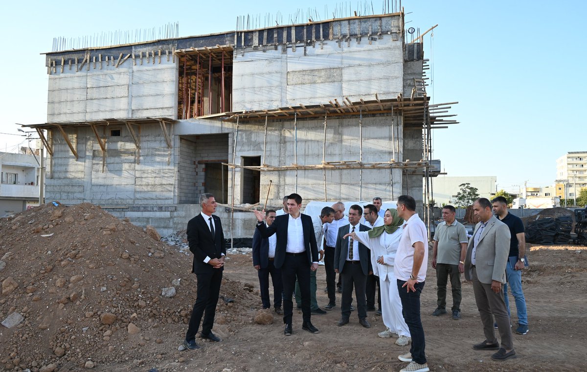 Nsy_Kaymakamlik's tweet photo. 📍 Nusaybin/Seyit Mehmet Nezir Bilgin İlkokulu İnşaatı🏗️

📌Kaymakamımız Sayın Evren ÇAKIR, Kurum Müdürlerimiz ve beraberindekilerle, hayırsever BİLGİN Ailesi tarafından, ilçemize kazandırılan 12 derslikli Seyit Mehmet Nezir Bilgin İlkokulu inşaatında incelemelerde bulundu.🚧

Sayın Kaymakamımız, yürütülen çalışmalar hakkında ilgililerden bilgi alarak kolaylıklar diledi.

#Nusaybin #Mardin
@TC_icisleri @AliYerlikaya 
@Mardin_Valiligi @tuncay_akkoyun