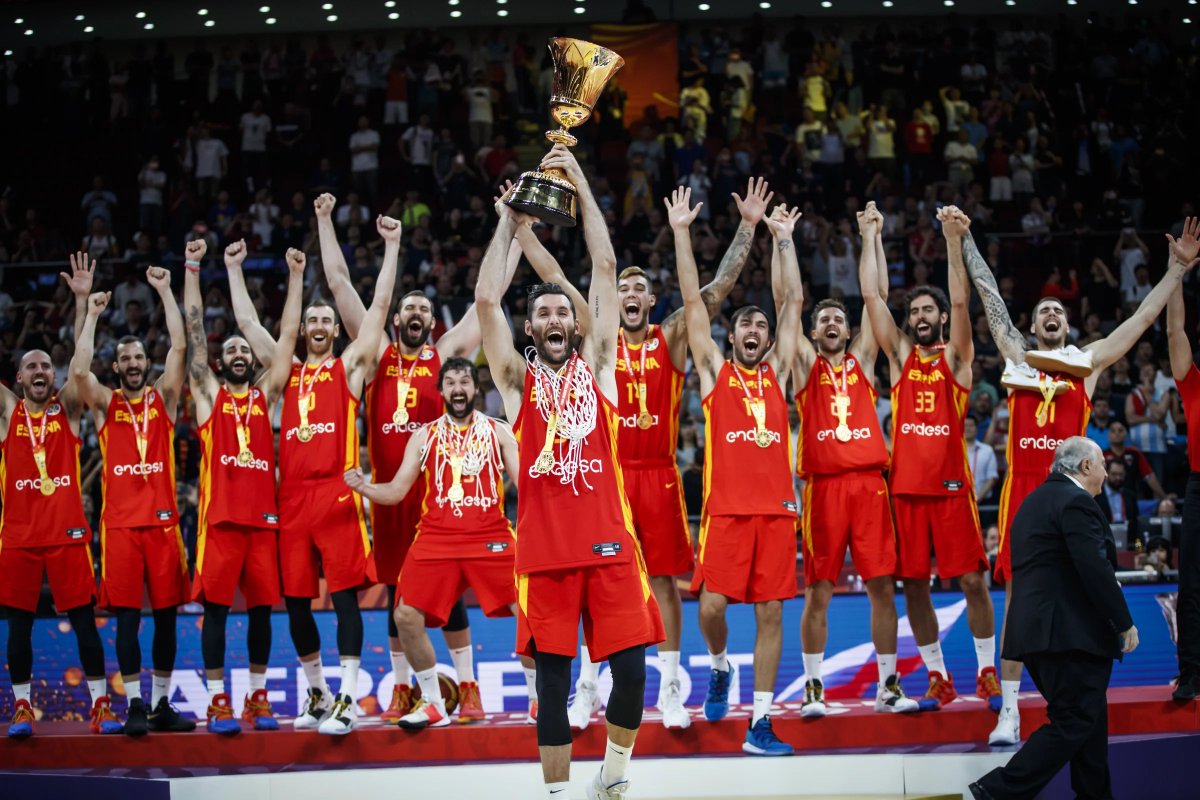 🇪🇸 Un día como hoy en 2019, la selección española lo volvió a hacer.

🌍🏆 Conquistó su segundo Mundial y volvió a lo más alto del baloncesto.

🧵 Rememoramos ese verano mágico | 📸 FIBA