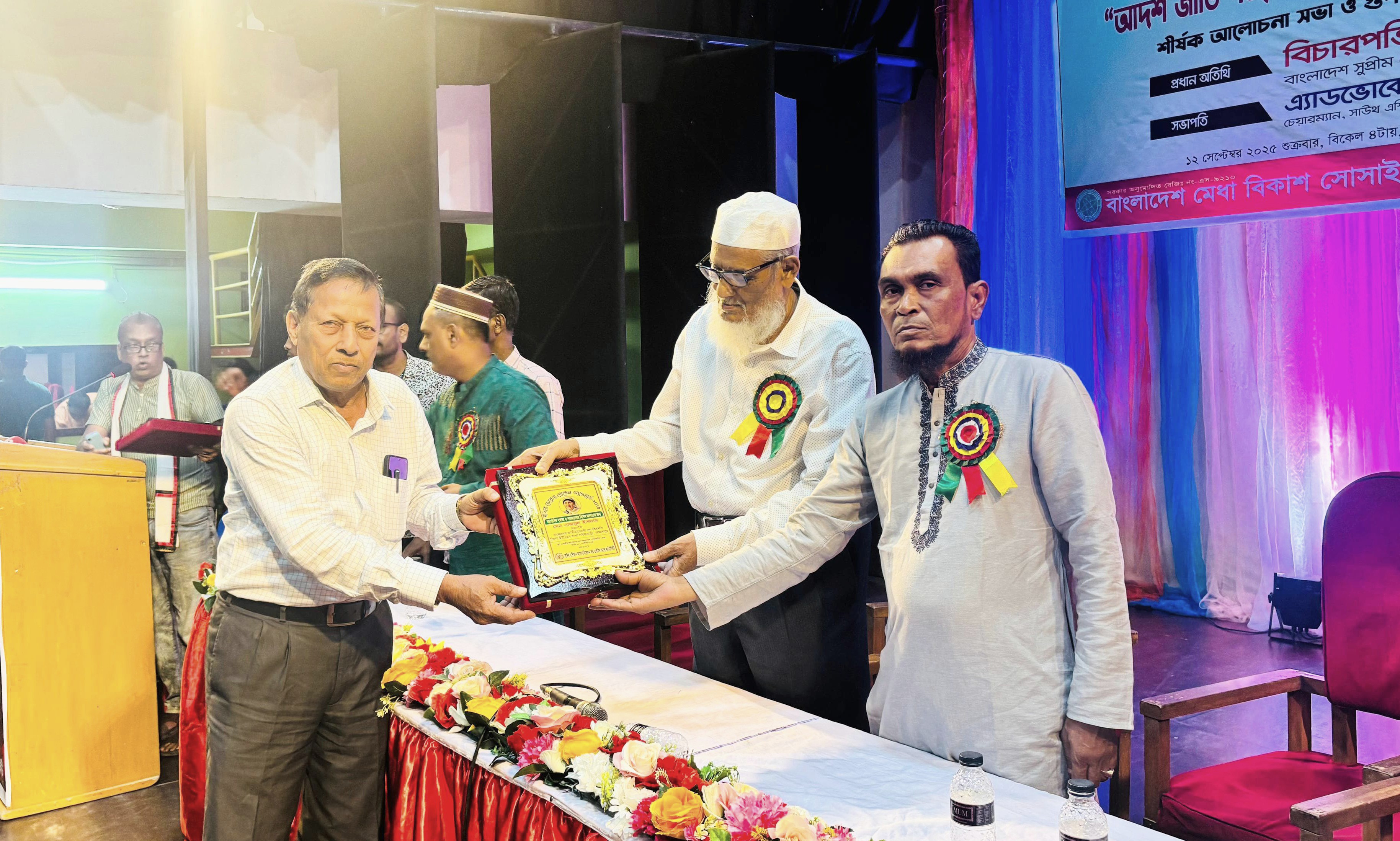 মাদার তেরেসা গোল্ডেন অ্যাওয়ার্ড পেলেন পিংনা ইউনিয়ন বিএনপির সভাপতি নাজমুল ইসলাম