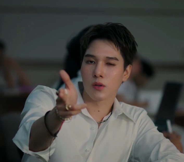 อึ้ง ดูหน้า แว้บมาดูชื่อ แล้วกลับมาดูหน้าอีกรอบ