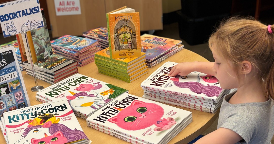 📚 Attention Lower School families—Mark your calendars for a Mini Book Fair on Grandparents Day!
 
The Rollins Library is excited to host a Mini Book Fair in partnership with BookPeople on Grandparents Day next Friday, Sept. 26!