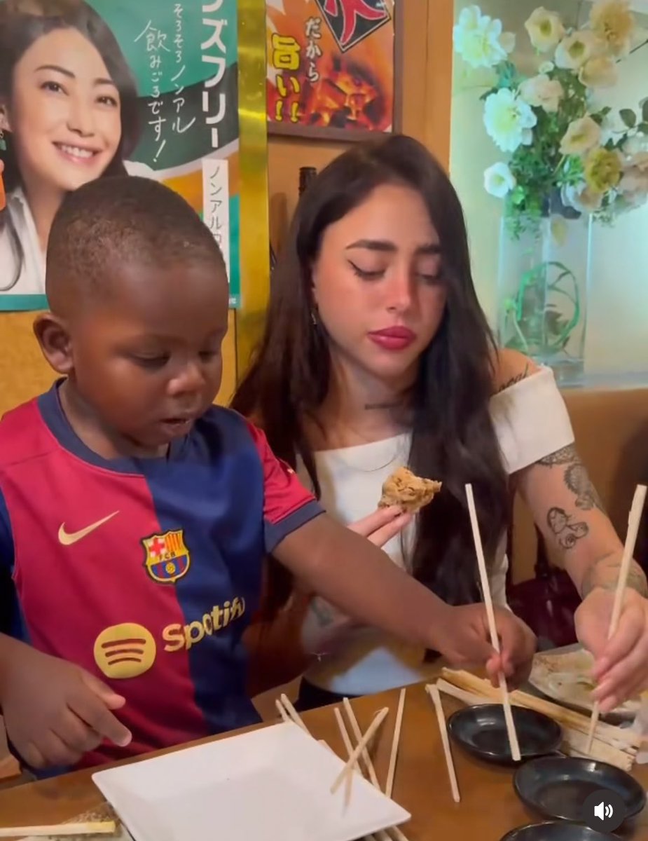 Nicki enseñándole a comer sushi a Lamine 🫶🏻