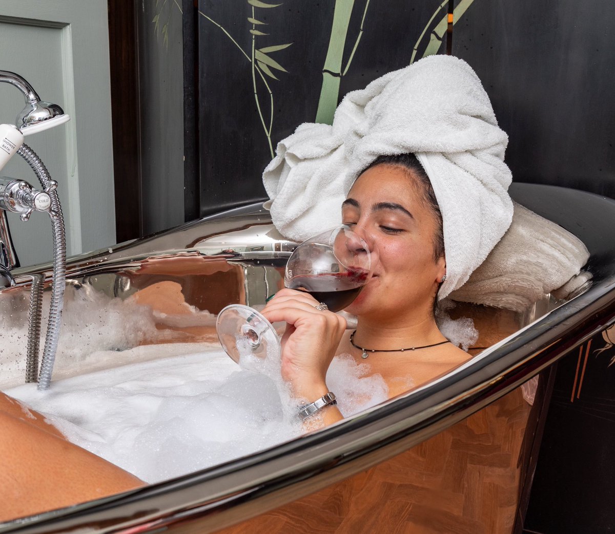 WindmillClapham's tweet image. Wine a little, soak a lot 🍷🫧

#youngspubs #unwindinstyle #youngsrooms