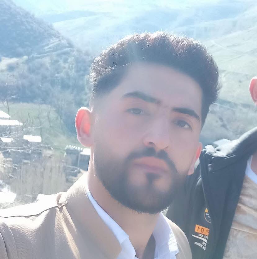 نا بۆ بە تاڵانبردنی سامانی کوردستان
کاک محەممەد رەشیدی ئەمڕۆ لە لایەن هێزە کوردکوژەکانی رێژیمی ئێرانەوە لە ئاوایی پیرومەران گیانی لێ ئەستێندرا، بە ژیان و گیانی خۆی بە داگیرکەرانی وت بردن و تاڵانکردنی سامانی ئەم نیشتمانە هەروا ئاسان نییە.
کوردستان بە ئێوەوە ئاوەدان و سەربەرزە