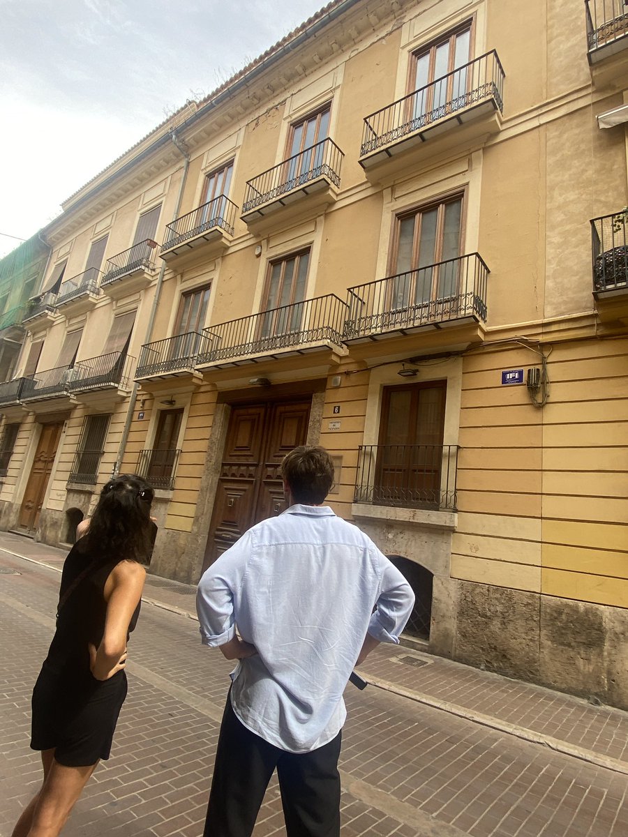 Vous voyez ce beau bâtiment un peu décrépi devant moi ? Et bien c’est l’Institut français de Valence. Enfin, c’était. Laissez-moi vous expliquer comment nous en sommes arrivés à laisser mourir une institution qui a fait pendant des décennies la fierté des 🇫🇷 de Valence 🧶