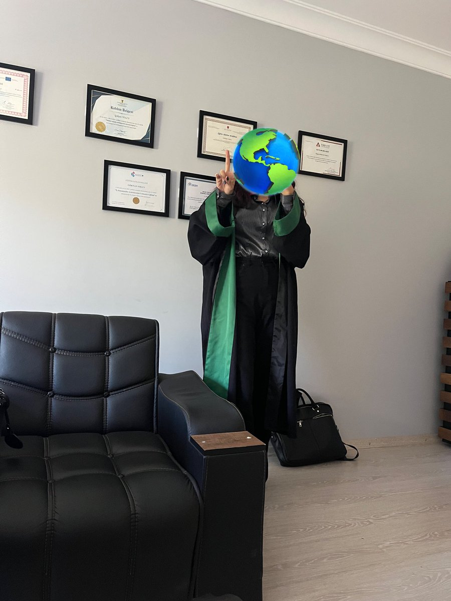 Avukatlık sağ olsun 40+ kombinlerle 25 olmadan 30 üstü göstermeye çalışıyoruz piyasada adam yerine konunalım diye