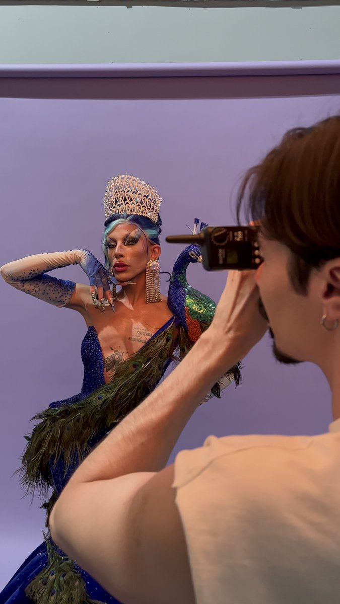 Segurando a coroa que momentos depois estava na cabeça da <a href="/arubynox/">Ruby NOX 🦚</a> #DragRaceBR