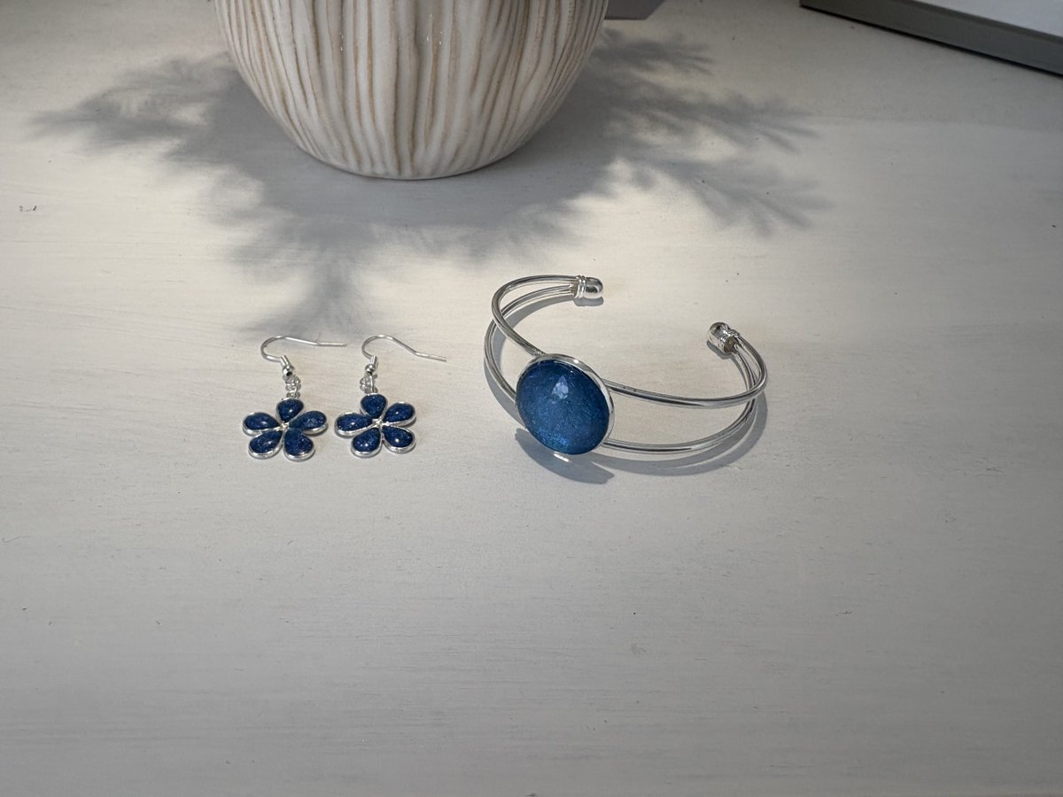 💙 Add a touch of elegance 🌸

Handmade Blue Flower Earrings &amp; Oval Bangle Set – silver plated &amp; resin-crafted for a unique floral finish ✨

🎁 By New Heart Creations

 👉 craftersbarn.co.uk/product/blue-f…

#HandmadeJewellery #ResinArt #FloralDesign #SupportHandmade #CraftersBarn