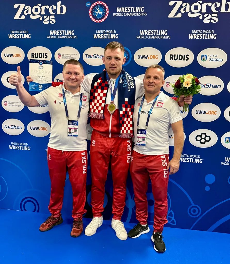 Szanowni Państwo, z ogromną radością informujemy o wielkim sukcesie reprezentanta Polski – Roberta Barana, który podczas Mistrzostw Świata w Zagrzebiu wywalczył brązowy medal w kategorii FS 125 kg.