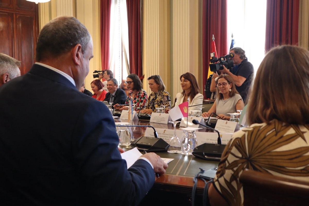 Hoy hemos pedido al Ministerio de Agricultura, Pesca y Alimentación que no caiga en la trampa de permitir a la Comisión que el fondo destinado a la PAC se debata en la Comisión de Hacienda

📸Consejos Consultivos de Políticas Agrícola y Política Pesquera para Asuntos Comunitarios