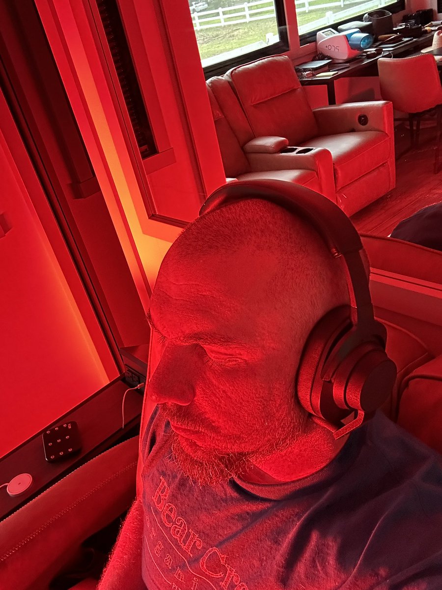 TimothyJRuppel's tweet photo. Redlight, @TheHoolest, and breath. #STRONG @TimothyJRuppel https://t.co/BDKACbRSA1