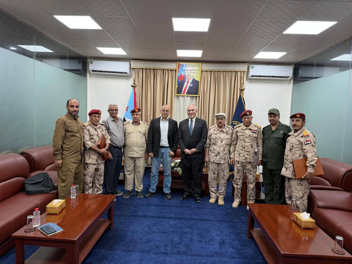 saleh_binali's tweet photo. هذا ليس صحفي هذا ضابط كبير بالموساد الإسرائيلي ، أول مرة نشوف صحفي يجتمع بالقادة العسكريين الكبار في مكان واحد ويقوم بزيارة الجبهات ، ويستقبل بهذه الحفاوة !!
#الانتقالي_مشروع_صهيوني https://t.co/x7RRA4Wnth