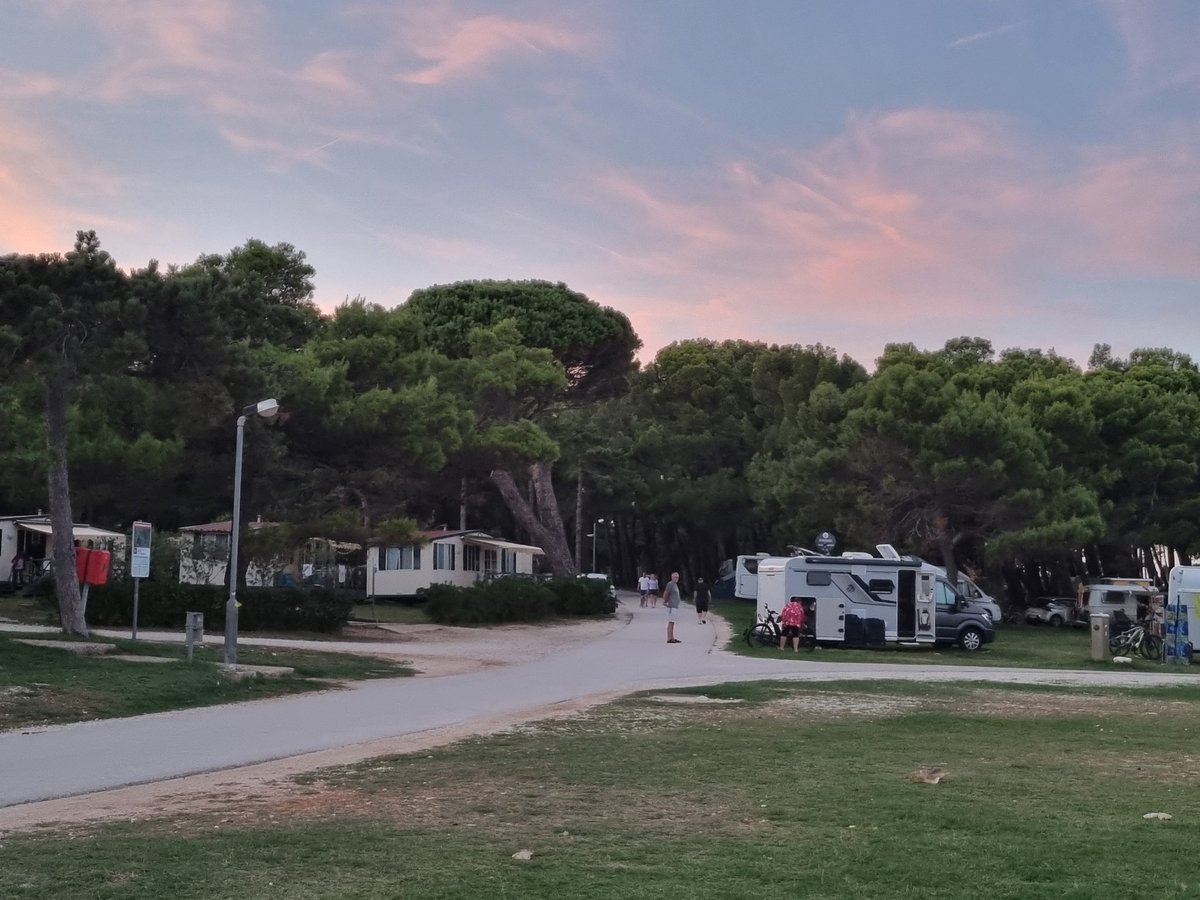 Und nun wünsche ich allen stabilen Antifaschisten noch einen schönen Abend von "unserem" Bänkchen am Meer 🤩