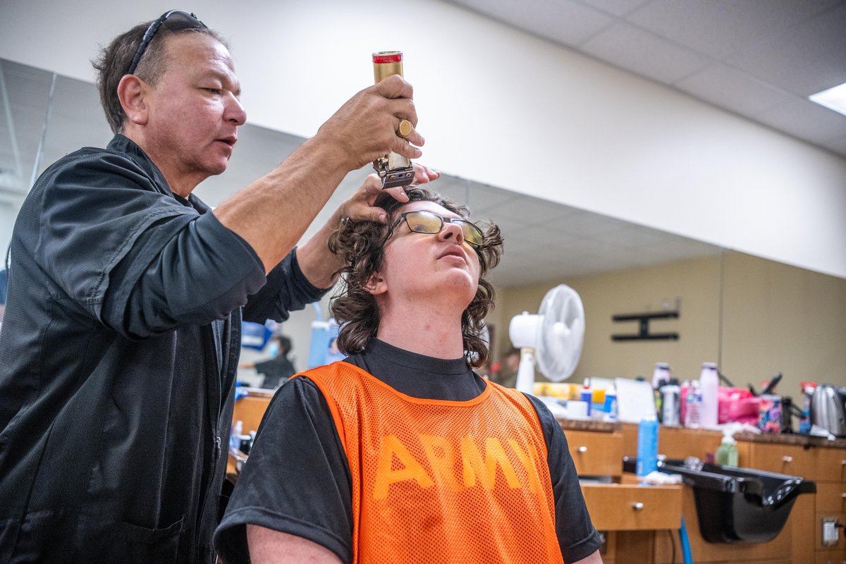 usacac's tweet image. Training the next generation 🏃‍♂️ 

For today's #MotivationMonday we're starting at the very beginning! The "buzz cut" is an unforgettable milestone for trainees during #BasicCombatTraining. 

A small change for a new beginning. 

📷 : #USArmy photo by Patrick A. Albright