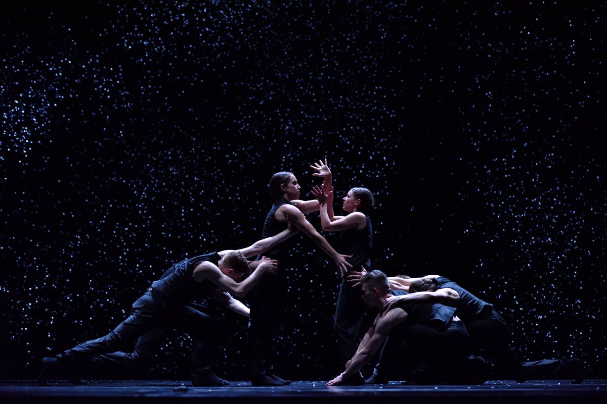 Don't want to wait until Nutcracker to see snow?
Join us Halloween weekend to see Crystal Pite's 'Solo Echo' as part of Fall Works: Whispers, Echoes, Voices!

Oct 30 - Nov 1 @ Knight Theater
charlotteballet.org/whispers-echoe…

📸Michael Slobodian, courtesy of Ballet BC